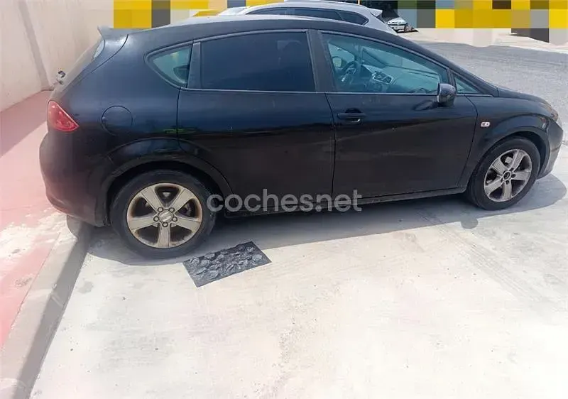 Usado Seat Leon Reference 105 CV (77 kW) 2008 Negro Utilitario