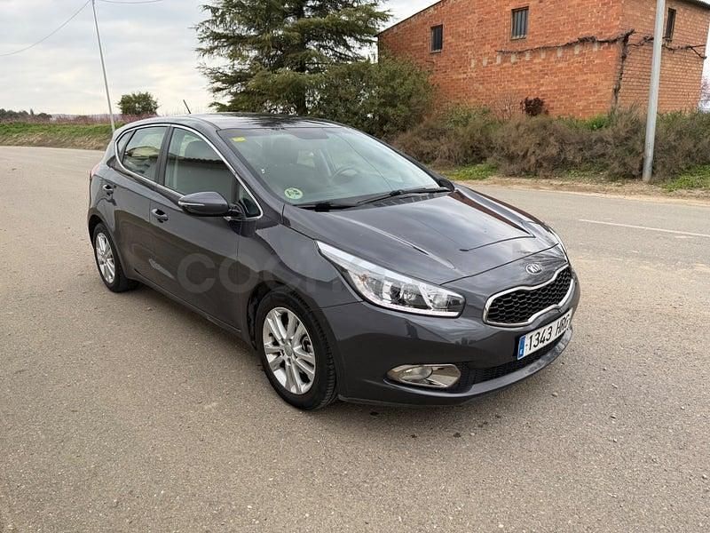 Usado Kia Ceed GT 90 CV (66 kW) 2013 Gris / plata Berlina