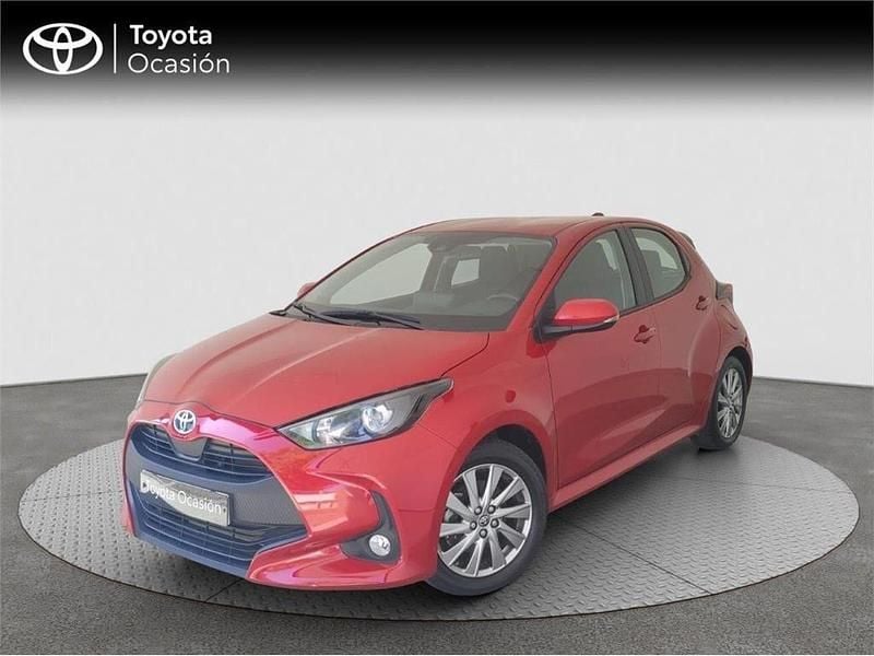 Rojo Usado 2024 Toyota Yaris Hybrid Active Monovolumen | 21.490 € (Buen precio) - Imagen 1/4