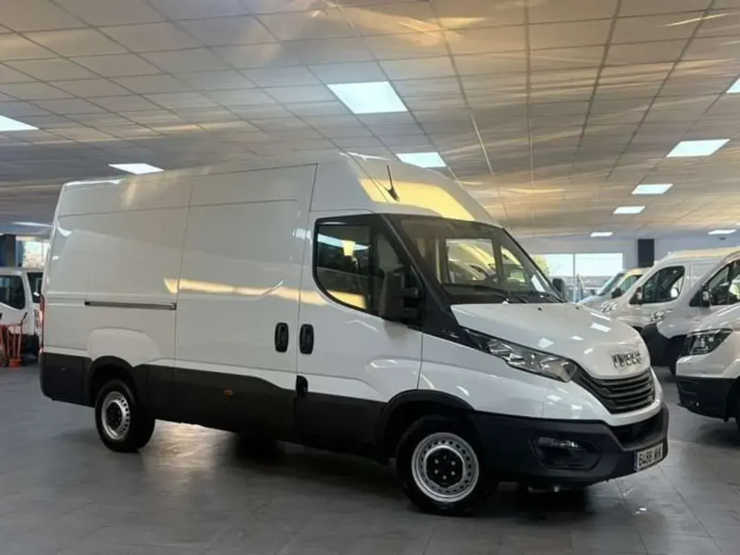Usado Iveco Daily 160 CV (117 kW) 2023 Blanco Van