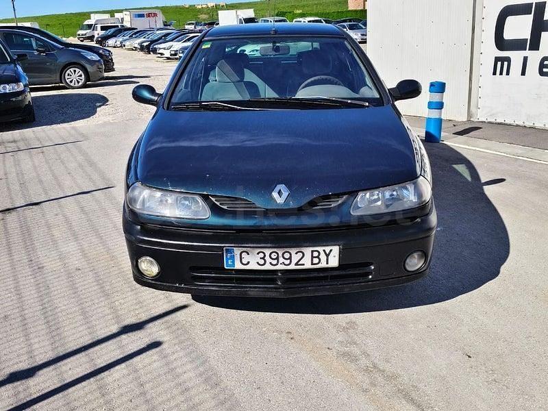 Usado Renault Laguna 100 CV (73 kW) 1998 Azul Berlina