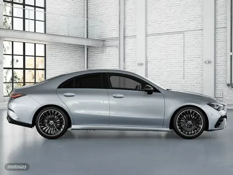 Usado Mercedes CLA220 190 CV (139 kW) 2025 Plateado Berlina