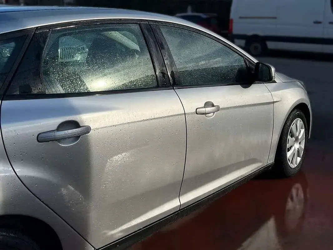 Usado Ford Focus Trend 125 CV (91 kW) 2012 Gris Utilitario