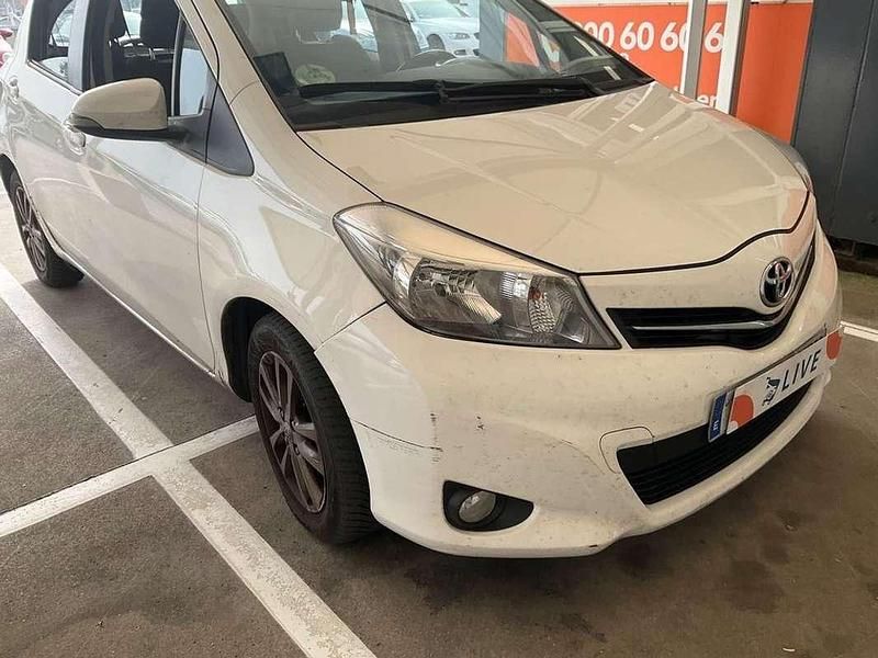 Usado Toyota Yaris Active 98 CV (72 kW) 2014 Blanco Utilitario