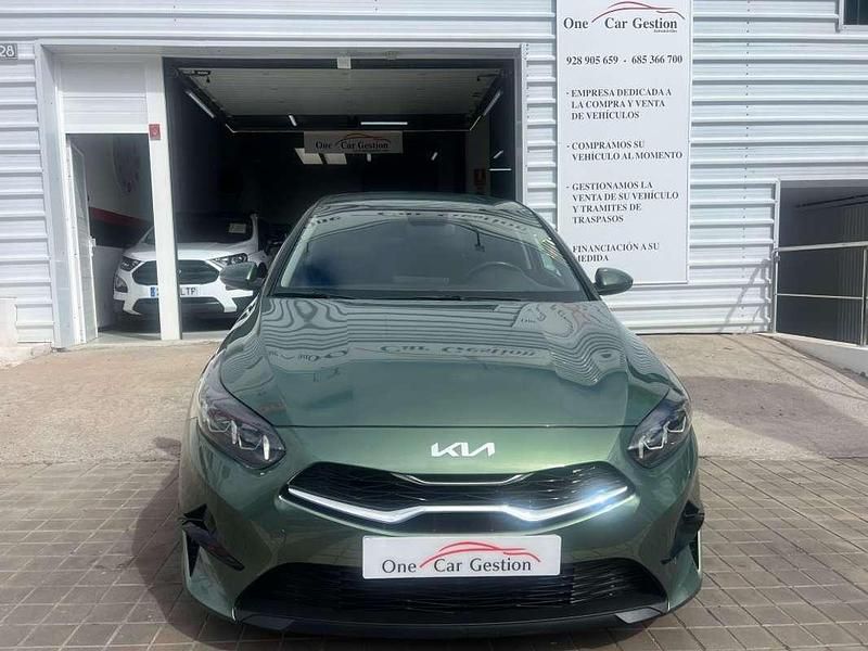 Usado Kia Ceed 120 CV (88 kW) 2023 Verde Utilitario
