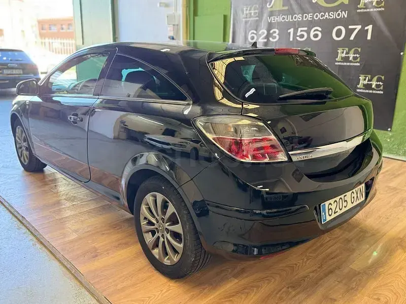 Usado Opel Astra GTC 110 CV (80 kW) 2010 Negro Berlina
