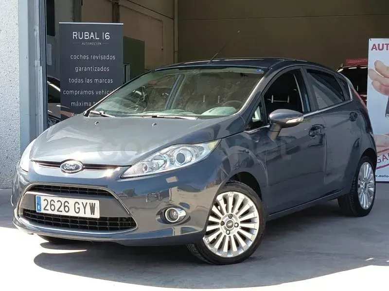 Usado Ford Fiesta Titanium 96 CV (70 kW) 2010 Gris / plata Berlina