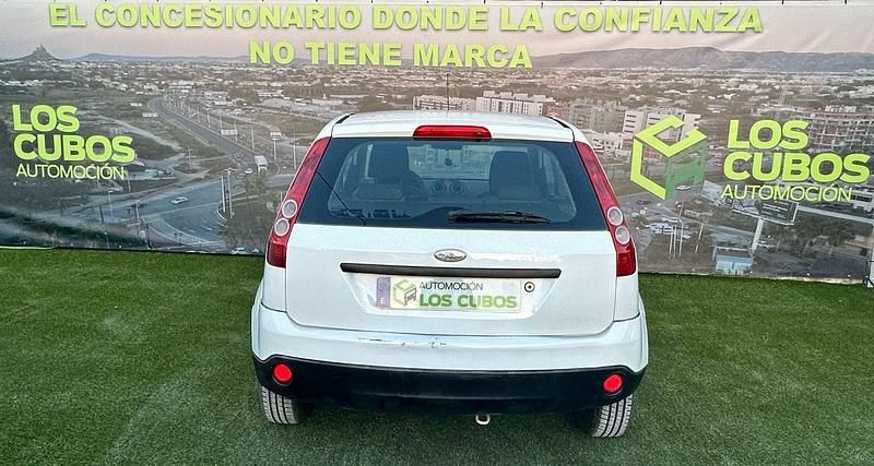 Usado Ford Fiesta Ambiente 68 CV (50 kW) 2007 Blanco Utilitario