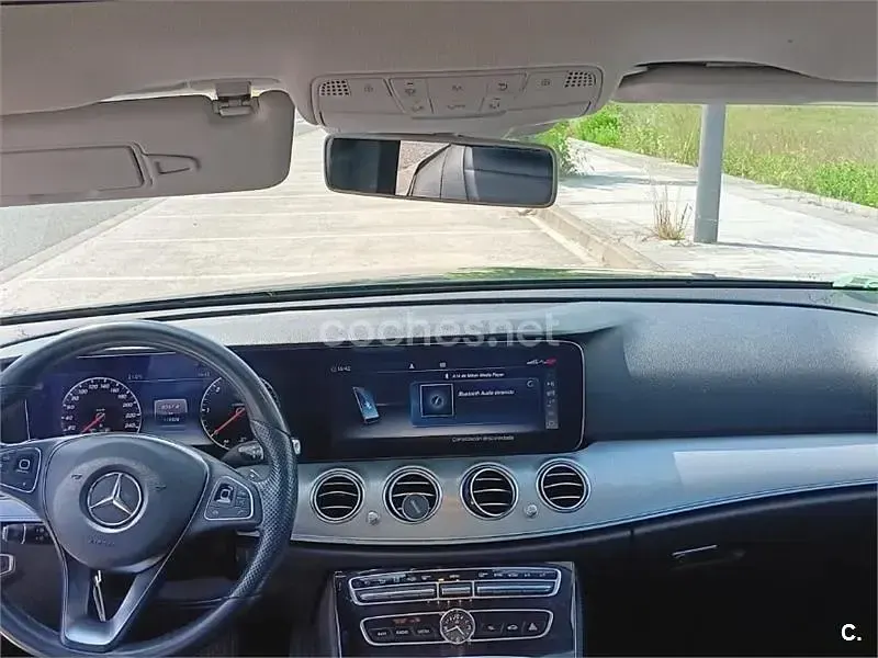 Usado Mercedes E220 194 CV (142 kW) 2018 Negro Berlina