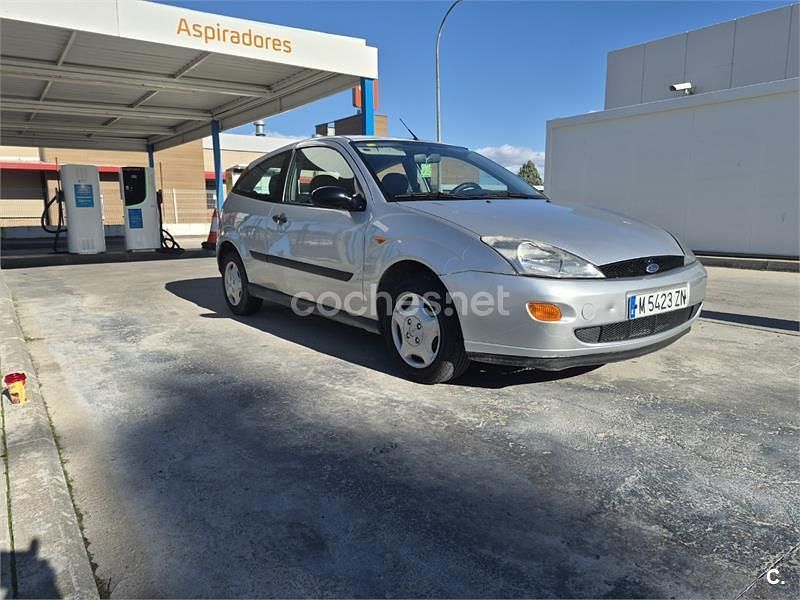 Usado Ford Focus Trend 100 CV (73 kW) 2000 Gris / plata Berlina