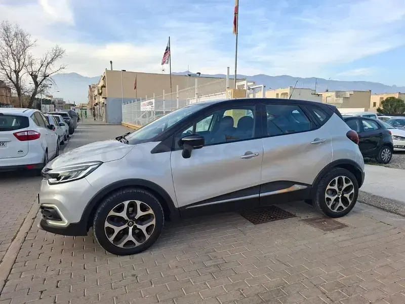 Usado Renault Captur XMOD 110 CV (80 kW) 2018 Gris / plata SUV
