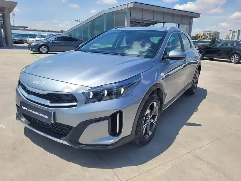 Usado Kia XCeed 115 CV (84 kW) 2025 Gris / plata SUV