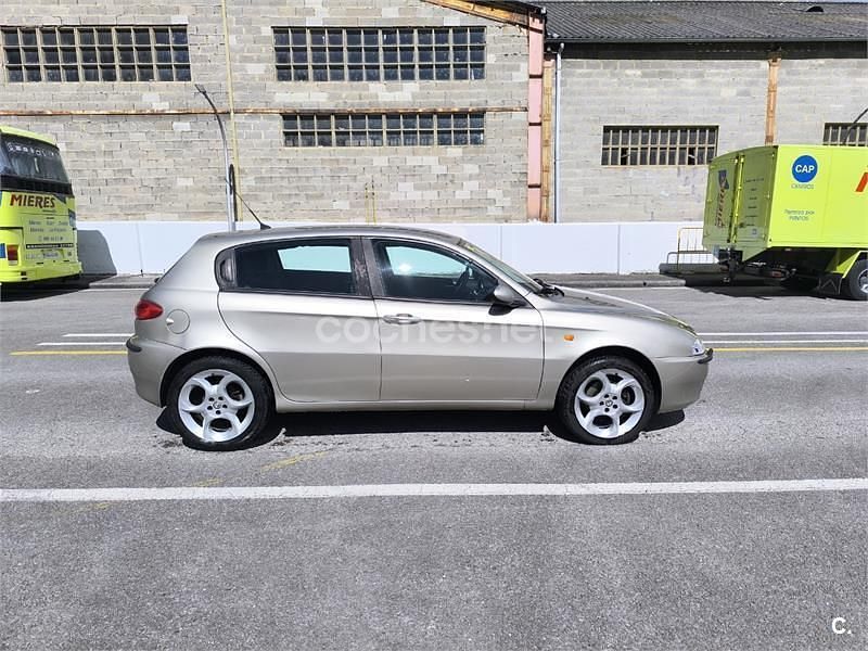 Usado Alfa Romeo 147 Progression 115 CV (84 kW) 2004 Beige Utilitario