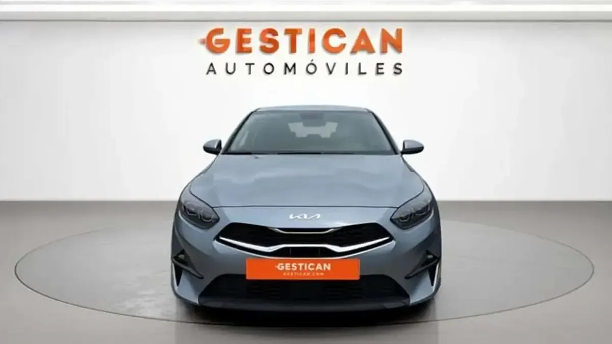 Usado Kia Ceed 120 CV (88 kW) 2023 Plateado Utilitario