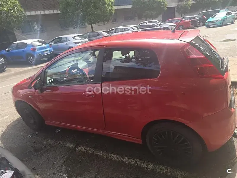 Usado Fiat Grande Punto Dynamic 77 CV (56 kW) 2007 Rojo Utilitario