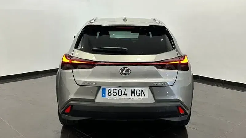 Usado Lexus UX 184 CV (135 kW) 2023 Gris / plata SUV