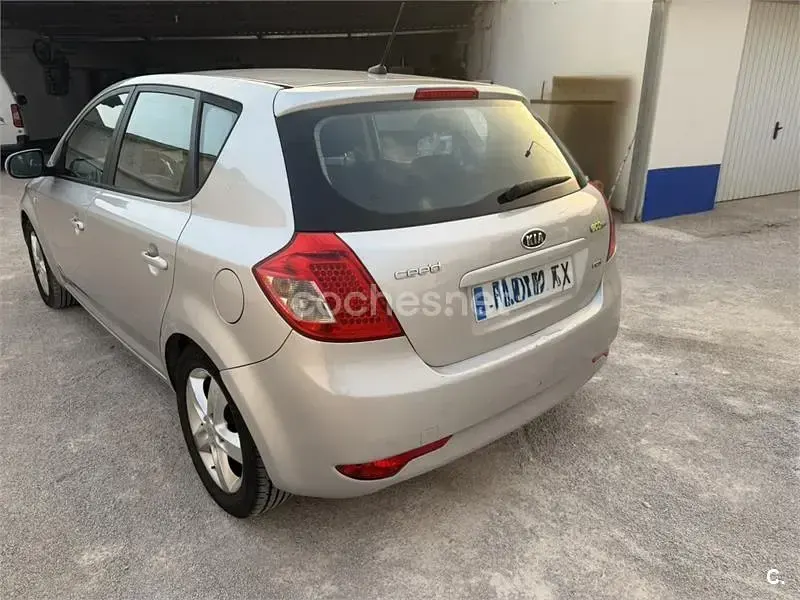Usado Kia Ceed 115 CV (84 kW) 2010 Gris / plata Utilitario