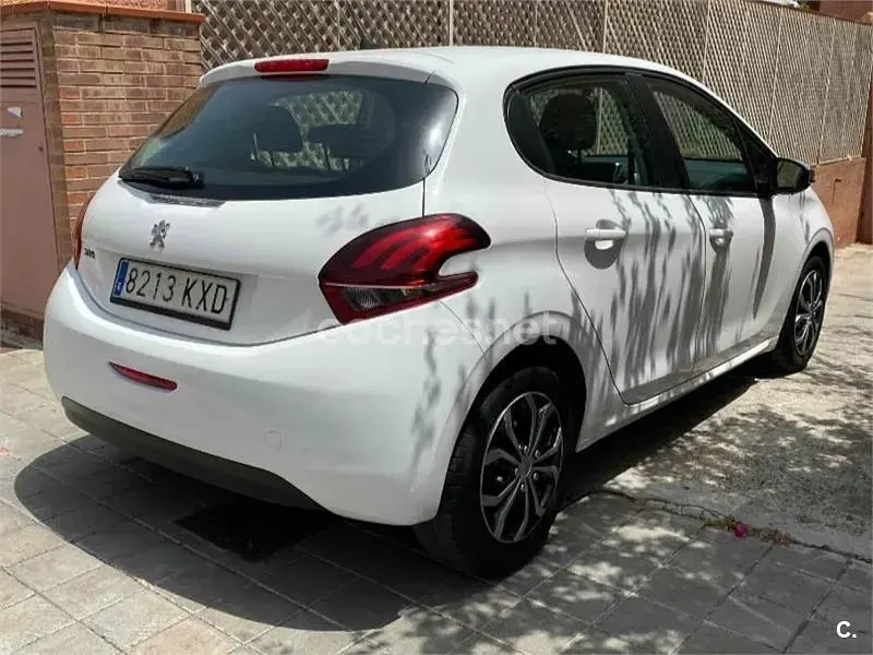 Usado Peugeot 208 Active 82 CV (60 kW) 2019 Blanco Utilitario
