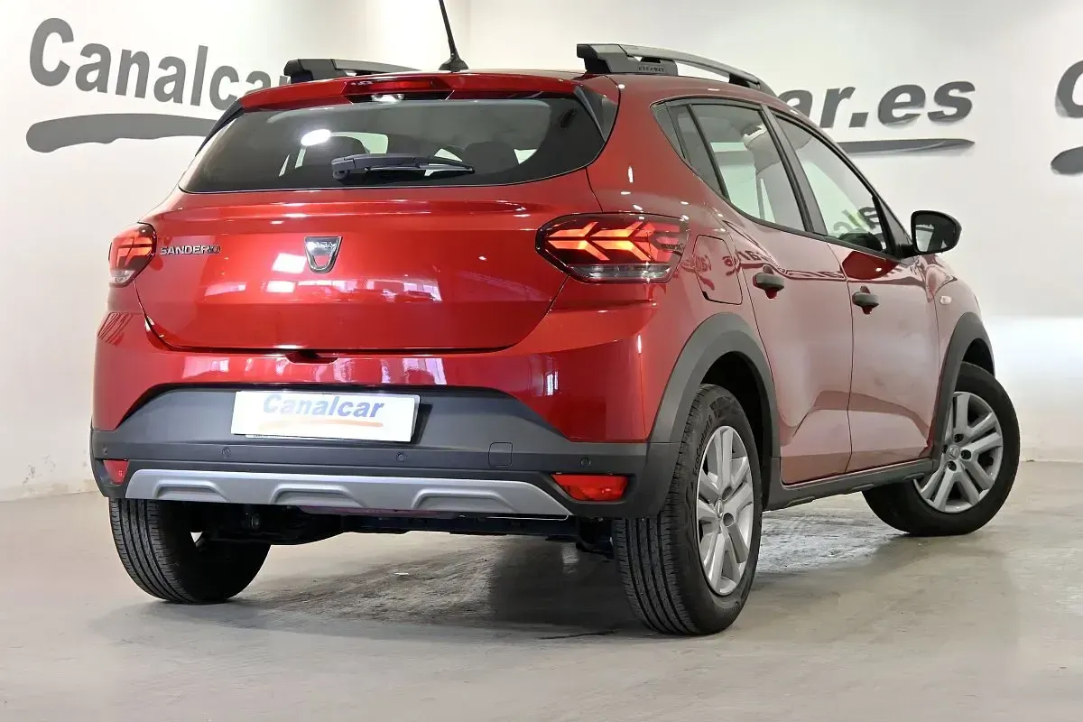 Usado Dacia Sandero Stepway 91 CV (66 kW) 2022 Rojo cereza Utilitario