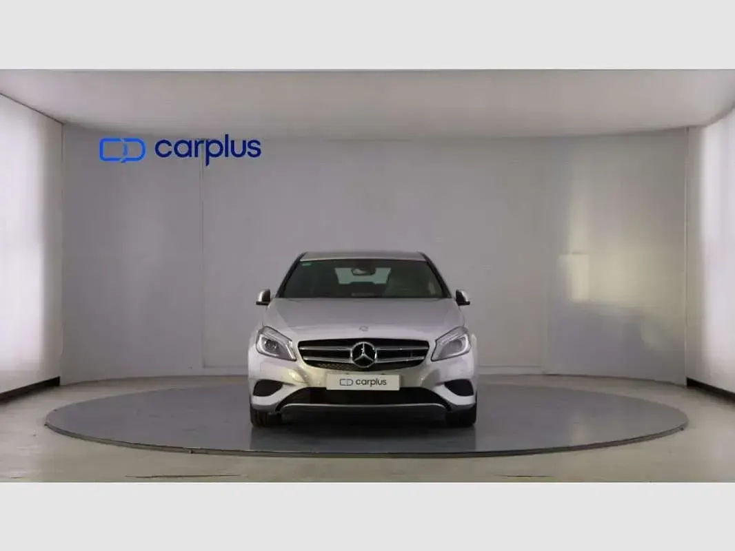 Usado Mercedes A180 Style 109 CV (80 kW) 2017 Plateado Utilitario