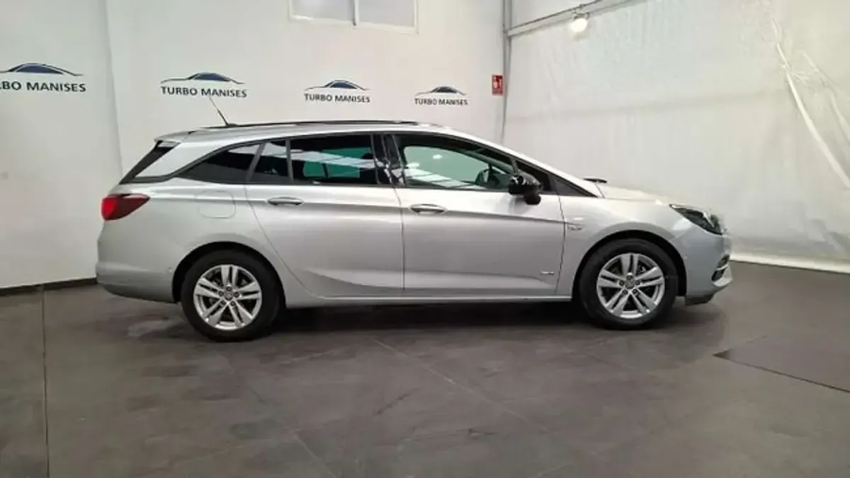 Usado Opel Astra Ultimate 145 CV (106 kW) 2022 Plateado Utilitario