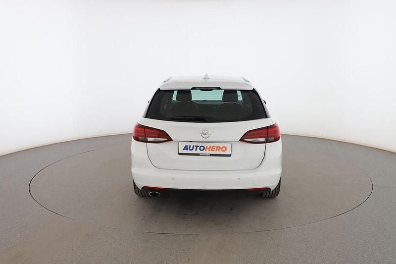 Usado Opel Astra Excellence 162 CV (119 kW) 2017 Blanco Familiar