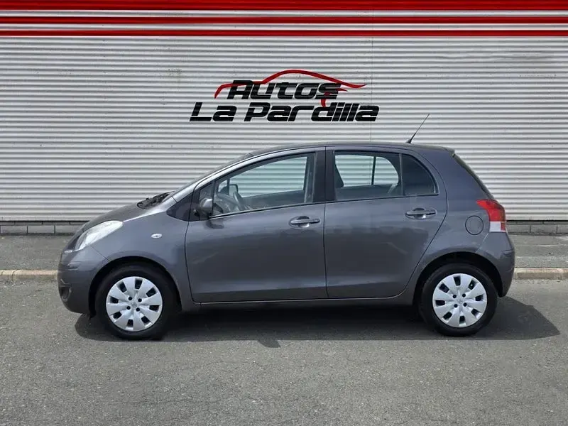 Usado Toyota Yaris Sol 87 CV (63 kW) 2009 Gris / plata Utilitario