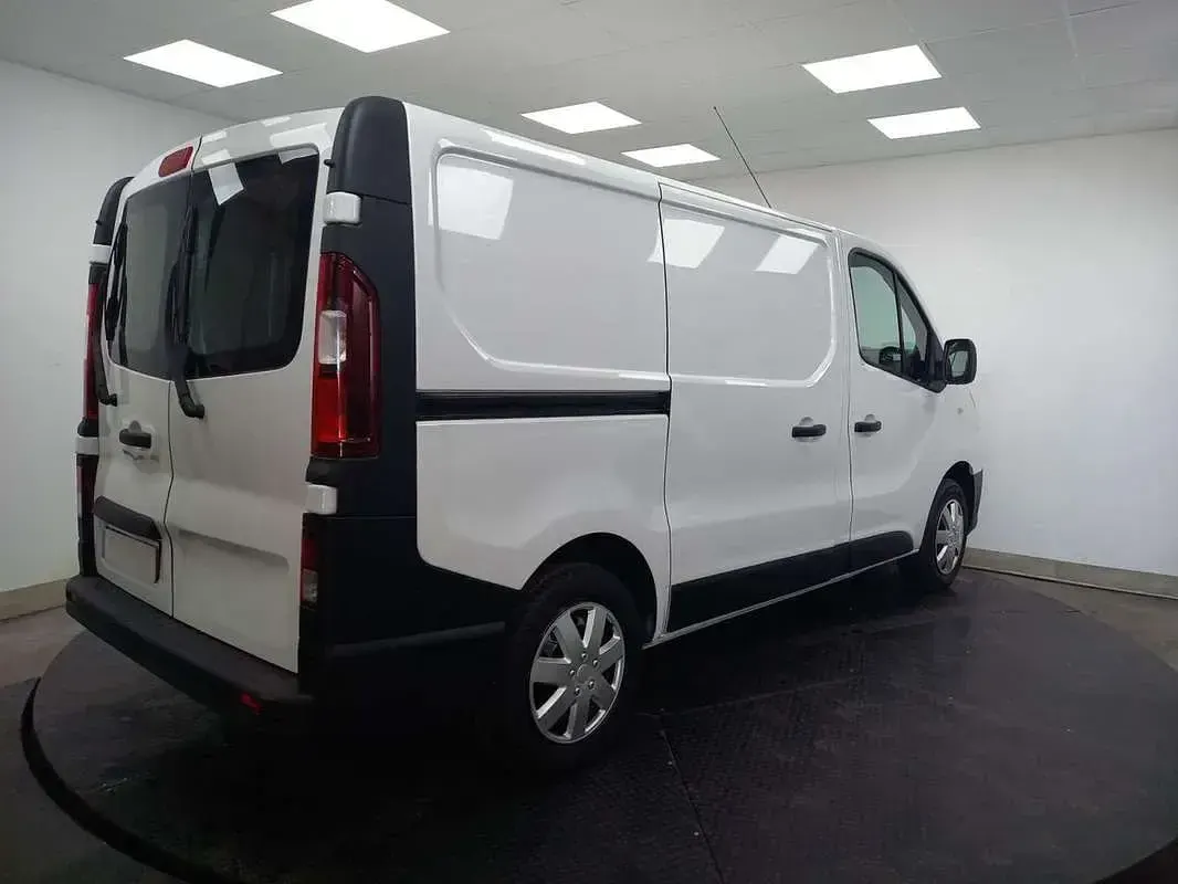 Usado Renault Trafic 95 CV (69 kW) 2018 Blanco Monovolumen