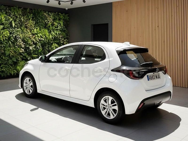 Usado Toyota Yaris Hybrid Business Edition 116 CV (85 kW) 2023 Blanco Berlina