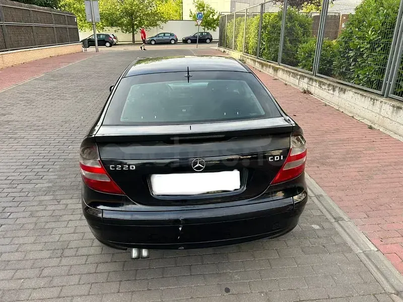 Usado Mercedes C220 143 CV (105 kW) 2004 Negro Berlina