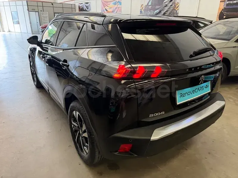 Usado Peugeot 2008 Active 100 CV (73 kW) 2023 Negro SUV