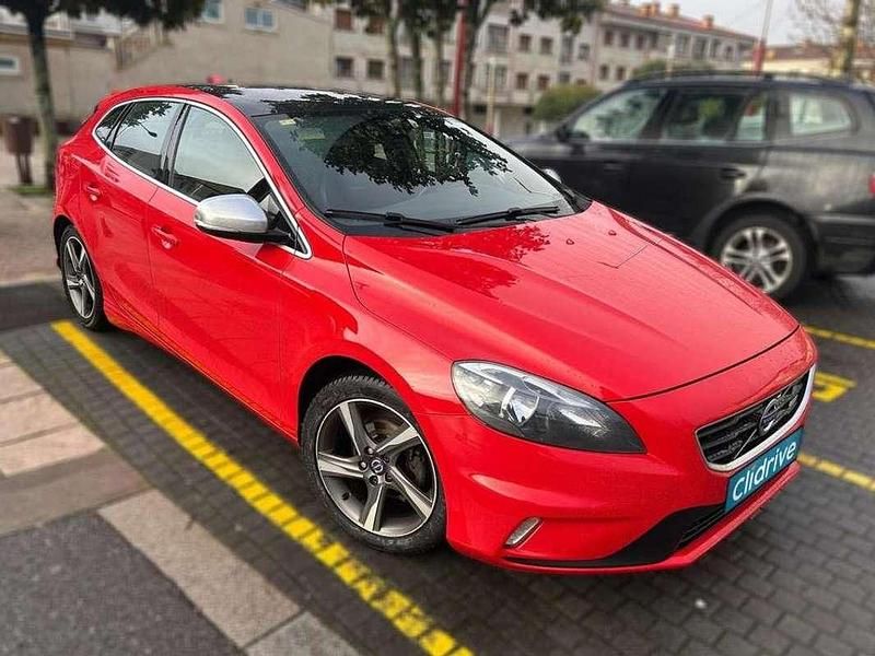 Usado Volvo V40 Momentum 120 CV (88 kW) 2014 Rojo Utilitario