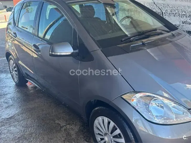 Usado Mercedes A180 Elegance 116 CV (85 kW) 2012 Gris / plata Monovolumen