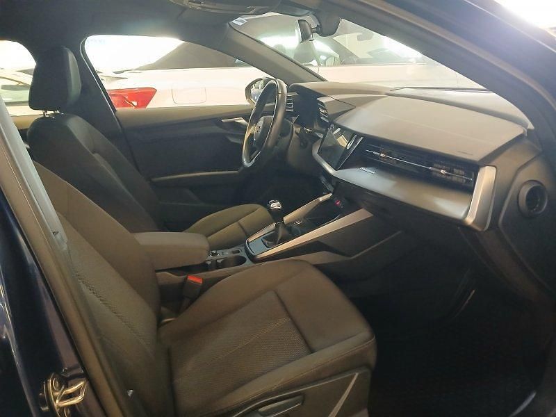 Usado Audi A3 Sportback 110 CV (80 kW) 2023 Azul navarra metalizado Utilitario