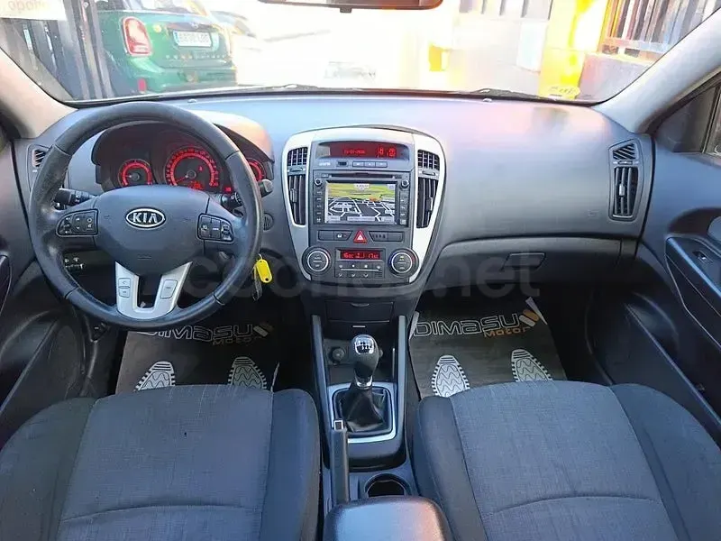 Usado Kia Ceed 90 CV (66 kW) 2011 Gris / plata Utilitario