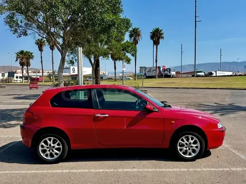 Usado Alfa Romeo 147 Distinctive 115 CV (84 kW) 2004 Rojo Utilitario
