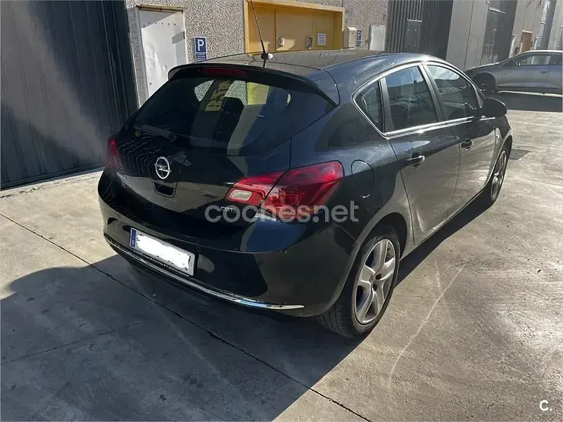 Usado Opel Astra Sportive 110 CV (80 kW) 2013 Negro Berlina