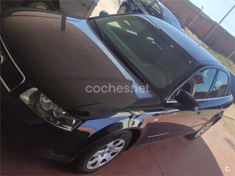 Usado Audi A4 130 CV (95 kW) 2003 Azul Berlina