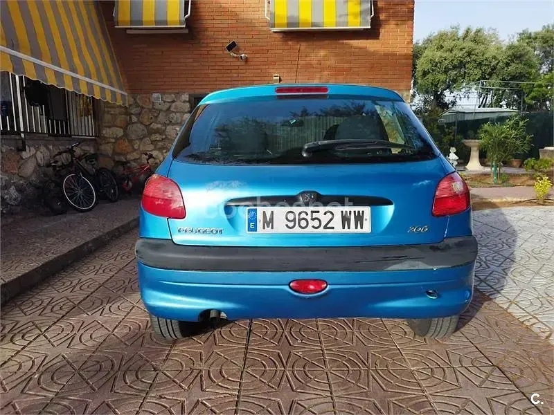 Usado Peugeot 206 70 CV (51 kW) 1999 Azul Utilitario