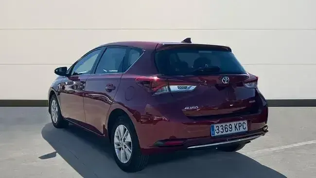 Usado Toyota Auris Advance 136 CV (100 kW) 2018 Rojo