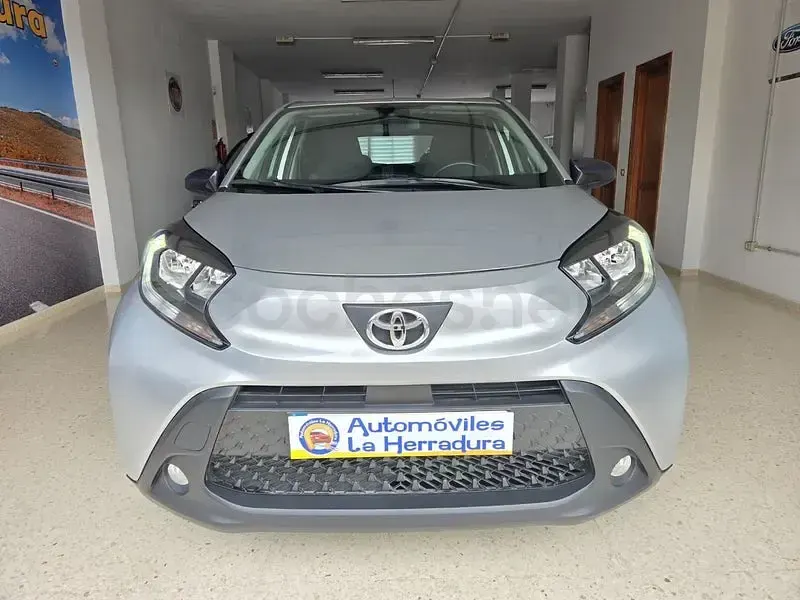 Käytetty Toyota Aygo X Play 72 HP (52 kW) 2022 Harmaa Katumaasturi