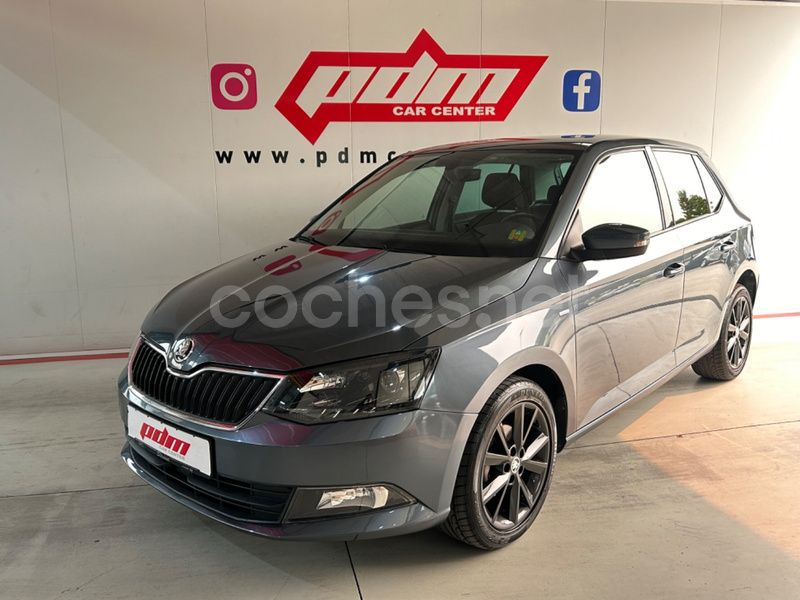 Gris / plata Usado 2018 Skoda Fabia Ambition Berlina | 11.990 € (Un poco caro) - Imagen 1/4