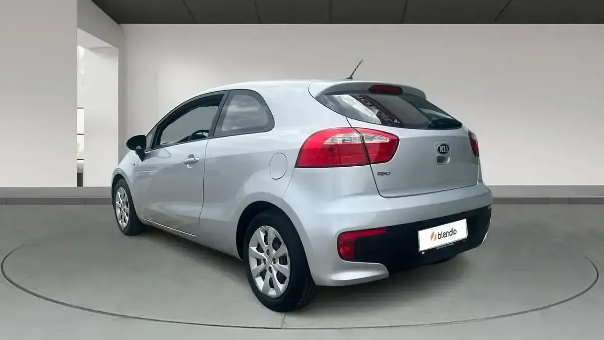 Usado Kia Rio 84 CV (61 kW) 2016 Gris Utilitario
