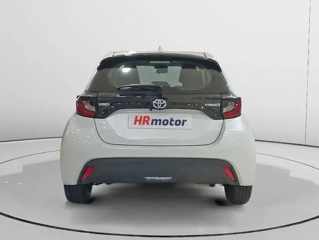 Käytetty Toyota Yaris Hybrid Business Edition 117 HP (86 kW) 2022 Valkoinen Katumaasturi