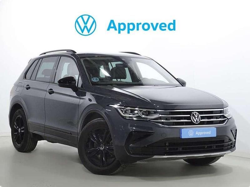 Usado VW Tiguan Sportline 150 CV (110 kW) 2023 Gris / plata SUV