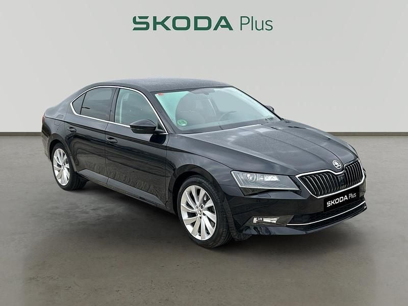 Negro magico efecto perla Usado 2017 Skoda Superb Style Familiar | 18.950 € (Precio justo) - Imagen 1/4