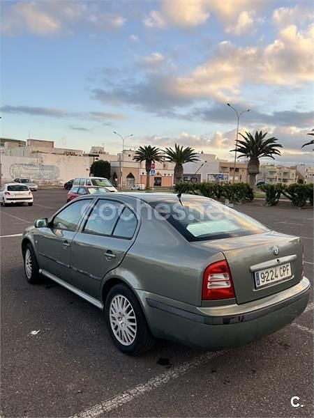 Usado Skoda Octavia Active 102 CV (75 kW) 2003 Verde Berlina