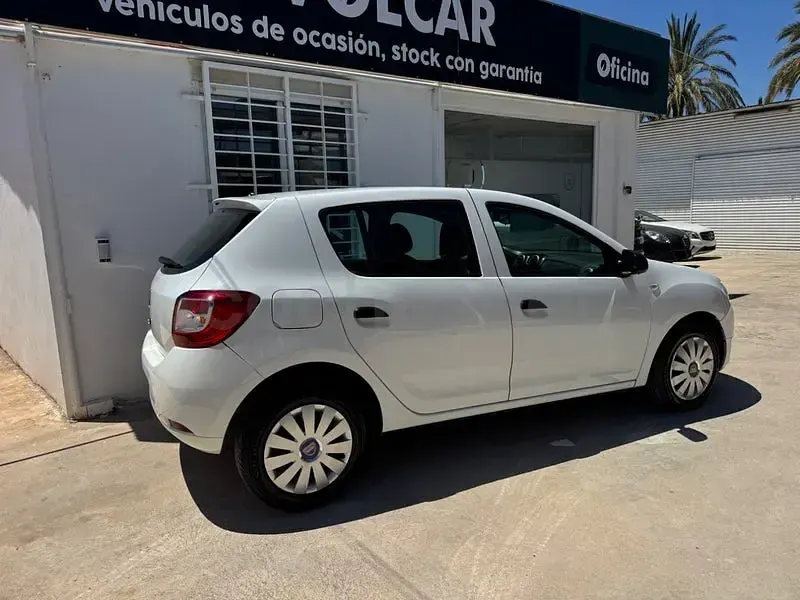 Usado Dacia Sandero Ambiance 75 CV (55 kW) 2015 Blanco Berlina