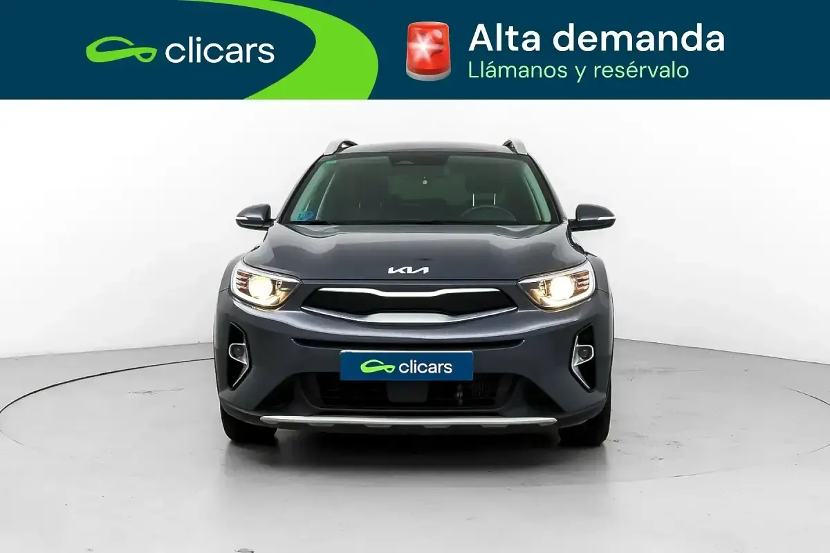 Usado Kia Stonic 100 CV (73 kW) 2022 Gris / plata SUV
