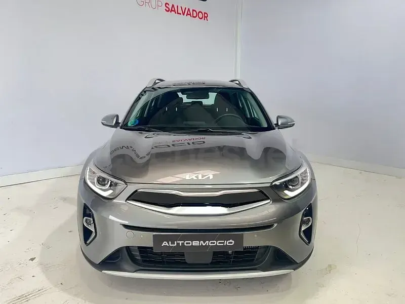 Usado Kia Stonic 101 CV (74 kW) 2023 Gris / plata SUV